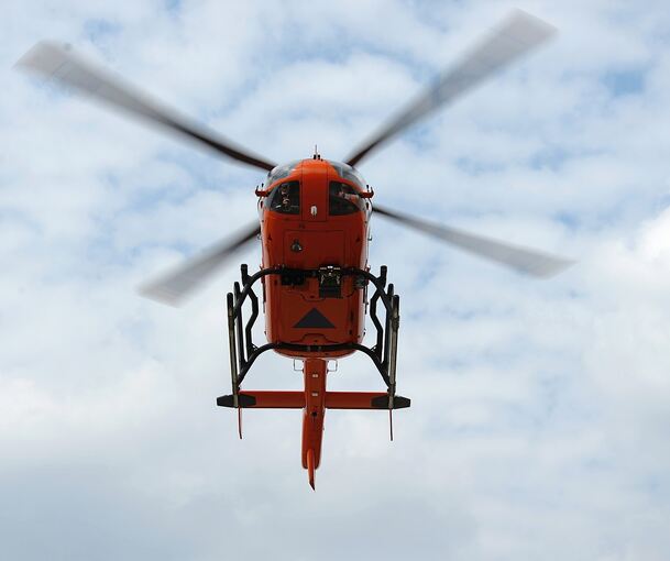 Mit einem Rettungshubschrauber wird der 48-Jährige ins Krankenhaus gebracht. Mit einem Rettungshubschrauber wird der 48-Jährige ins Krankenhaus gebracht.