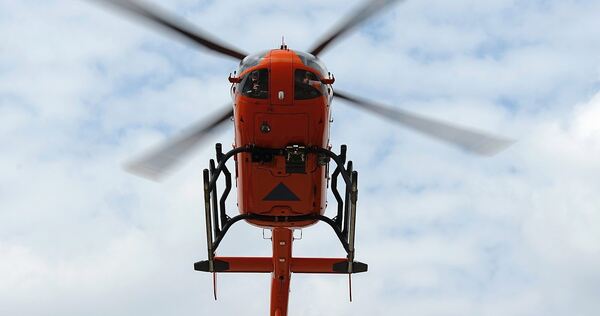 Mit einem Rettungshubschrauber wird der 48-Jährige ins Krankenhaus gebracht.
