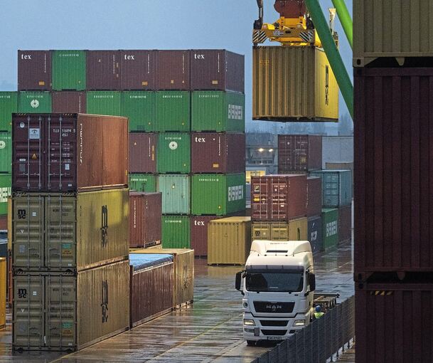 Gewaltige Gewichte: Am Stuttgarter Hafen werden Container umgeladen.