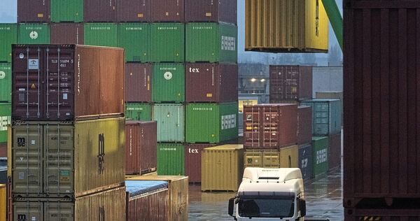 Gewaltige Gewichte: Am Stuttgarter Hafen werden Container umgeladen.