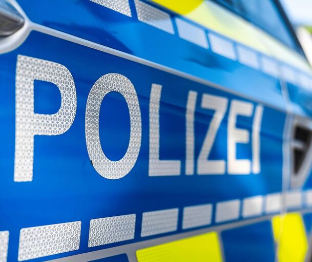Die Polizei ermittelt gegen die Frau. Die Polizei ermittelt gegen die Frau.
