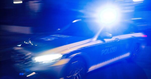 Die Polizei sucht die Einbrecher. Die Polizei sucht die Einbrecher.