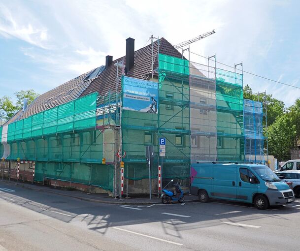 Seit langer Zeit eingerüstet: Am und im Gebäudekomplex in der Oßweiler Flurstraße 1 wird fleißig gearbeitet. Es sollen zehn Wohnungen entstehen.