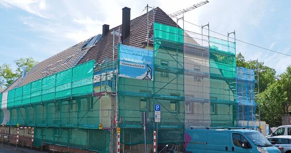 Seit langer Zeit eingerüstet: Am und im Gebäudekomplex in der Oßweiler Flurstraße 1 wird fleißig gearbeitet. Es sollen zehn Wohn Seit langer Zeit eingerüstet: Am und im Gebäudekomplex in der Oßweiler Flurstraße 1 wird fleißig gearbeitet. Es sollen zehn Wohnungen entstehen.