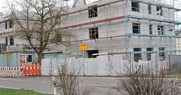 Die Paulus-Baustelle in Höpfigheim liegt derzeit still. Im Erdgeschoss sollen eine Kita, darüber 14 Wohnungen entstehen.