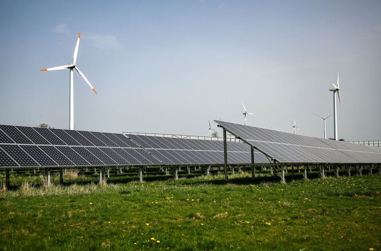 Windräder hinter Solaranlagen Windräder hinter Solaranlagen