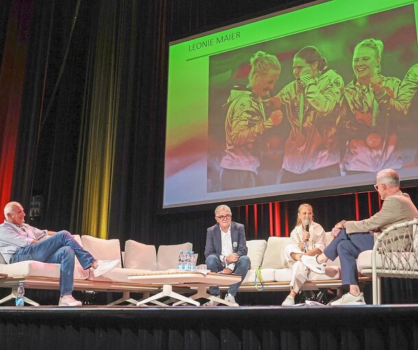 Fußballeinblicke aus dem Innenleben des Sports: Christoph Schickhardt, Roland Eitel und Leonie Maier im Gespräch mit Michael Antwerpes (von links).