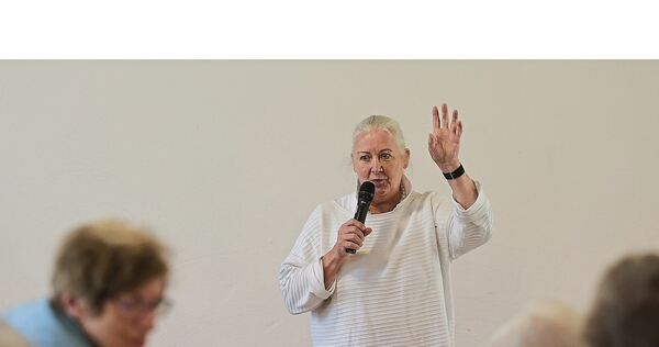 Karin de la Roi-Frey stellte in Mundelsheim Frauen vor, deren Lebensleistungen durch Denkmäler gewürdigt werden.