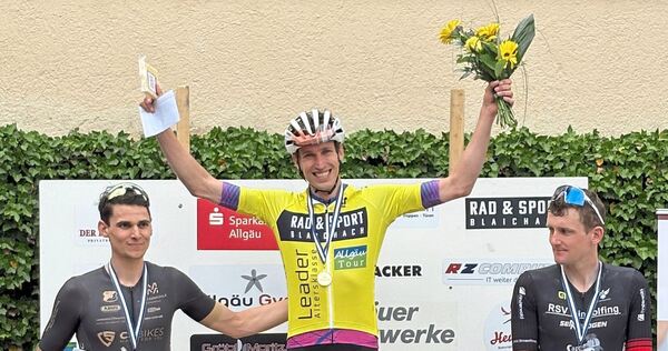 Strahlender Sieger: Pascal Marggraf im Gelben Trikot.