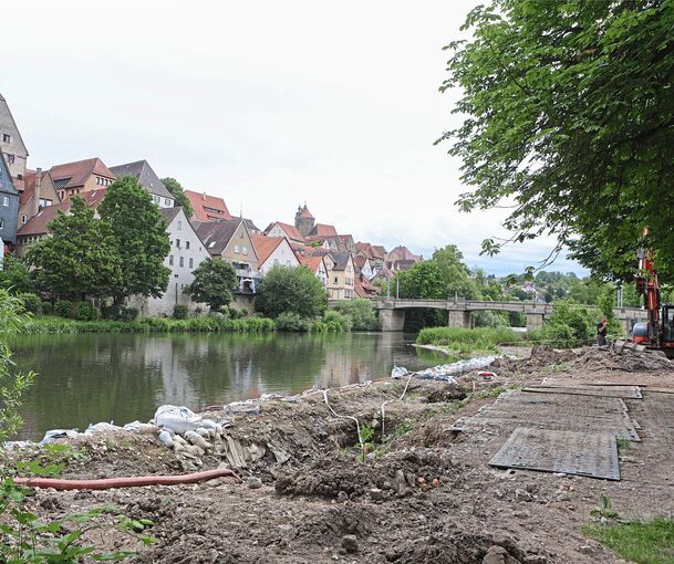 Die Baustelle für den Flößersteg: Die Grube am Enzufer trockenzuhalten, ist aufwändig.