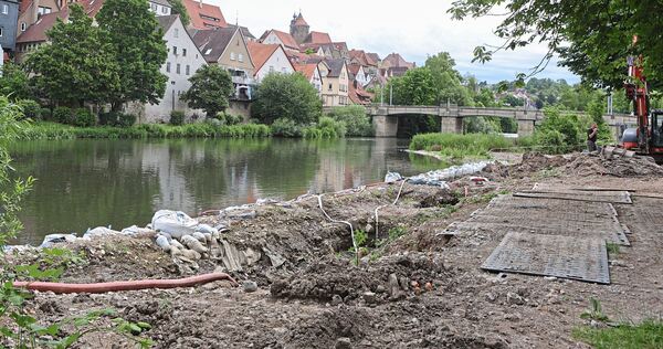 Die Baustelle für den Flößersteg: Die Grube am Enzufer trockenzuhalten, ist aufwändig.