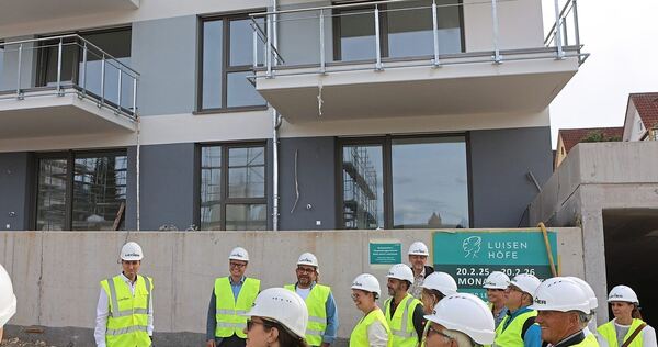 Die Stadträte im Ausschuss für Umwelt und Technik besichtigen die Baustelle.