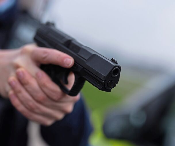 Ende April fallen in der Ludwigsburger Oststadt Schüsse, Ziel waren offenbar zwei Männer, getroffen indes wurde lediglich ein Auto.