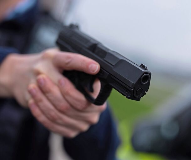 Der Unbekannte gab in der Tankstelle einen Schuss ab. Der Unbekannte gab in der Tankstelle einen Schuss ab.