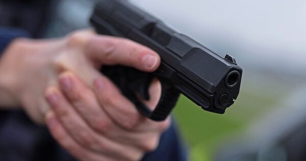Der Unbekannte gab in der Tankstelle einen Schuss ab. Der Unbekannte gab in der Tankstelle einen Schuss ab.