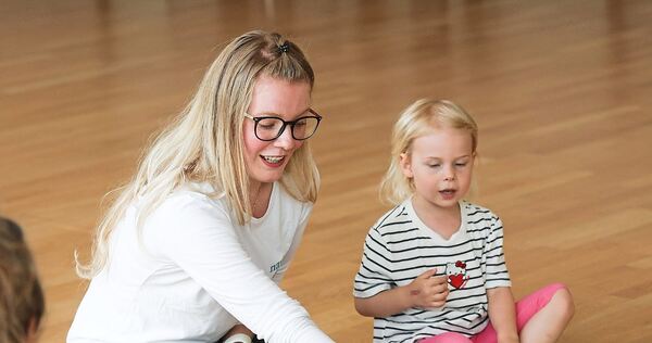 Kursleiterin Nina Mahler – neben ihrer Tochter Malia – lässt eine Biene auf ihrem Fuß landen.
