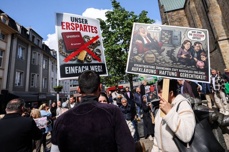 Protestkundgebung zum Sparkasseneinbruch in Gelsenkirchen Protestkundgebung zum Sparkasseneinbruch in Gelsenkirchen