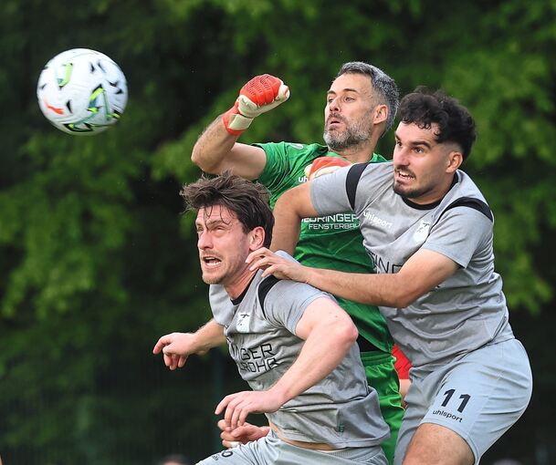Empfingens Keeper Kevin Fritz (Mitte) geht gegen Janis Feufel (links) und Furkan Yumurtaoglu energisch zum Ball.