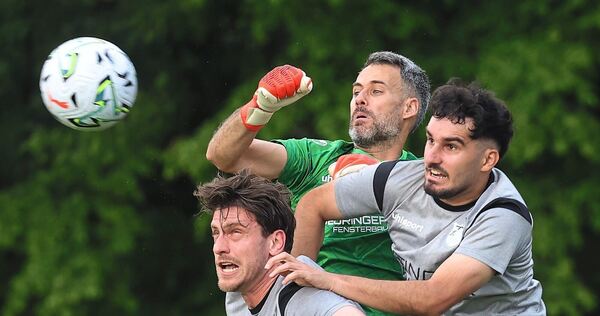 Empfingens Keeper Kevin Fritz (Mitte) geht gegen Janis Feufel (links) und Furkan Yumurtaoglu energisch zum Ball.