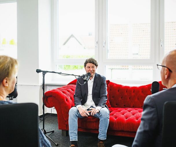 Lucas Reuter auf der NewsCouch im Gespräch mit Ulrike Trampus und Stephan Wolf aus der LKZ-Chefredaktion. Lucas Reuter auf der NewsCouch im Gespräch mit Ulrike Trampus und Stephan Wolf aus der LKZ-Chefredaktion.