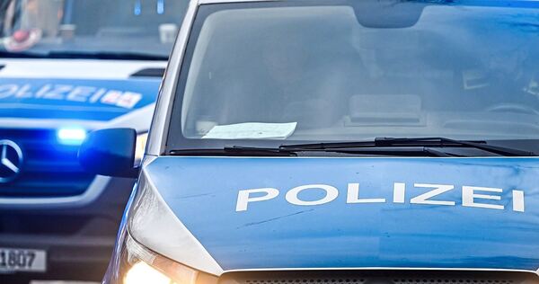 Die Polizei ermittelt wegen des Verdachts eines verbotenen Kraftfahrzeugrennens.