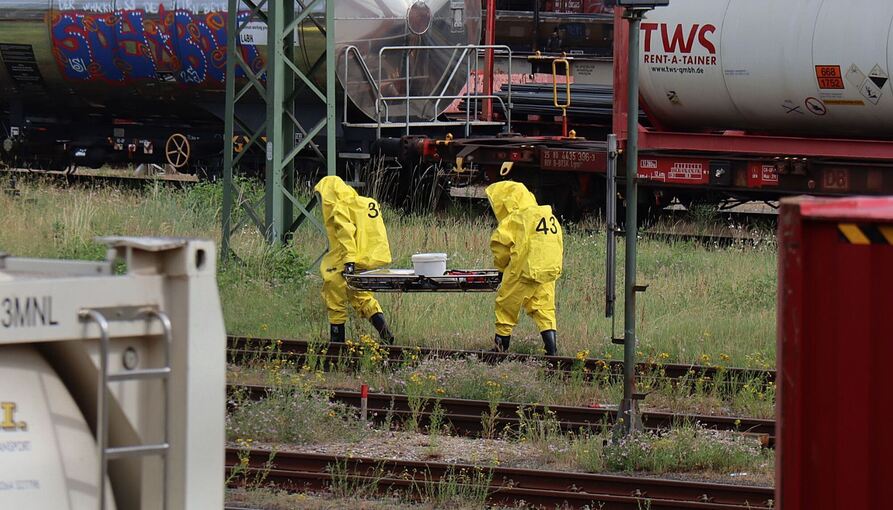 Salzsäure tritt aus Kesselwagen