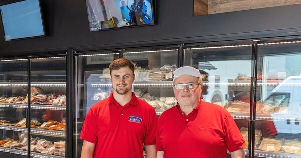 Yannik Schäufelin und sein Vater Walter haben ihre Metzgerei nun überwiegend auf Selbstbedienung umgestellt.