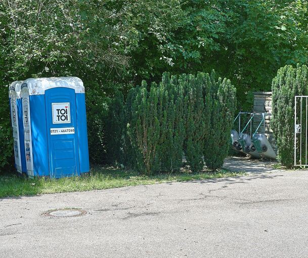 Diese beiden Dixi-Toiletten sind seit dem Brand vor einem Jahr die Notlösung auf dem Neuen Friedhof.