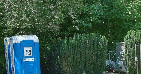 Diese beiden Dixi-Toiletten sind seit dem Brand vor einem Jahr die Notlösung auf dem Neuen Friedhof.