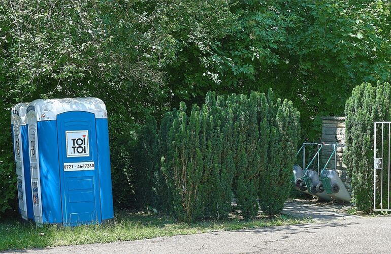 Diese beiden Dixi-Toiletten sind seit dem Brand vor einem Jahr die Notlösung auf dem Neuen Friedhof.