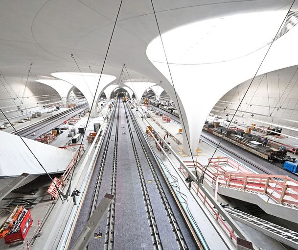 Laut den ersten Plänen sollten 2019 die Züge in den neuen Stuttgarter Tiefbahnhof einfahren, zuletzt nannte die DB den Dezember 2026 für die Inbetriebnahme. Nun könnte es 2031 – 21 Jahre nach Baubeginn, so die neue Interpretation des Namens – werden.