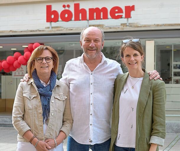 Schuhe sind seine Leidenschaft, doch jetzt geht er in den Ruhestand und schließt seinen Schuhladen in Ludwigsburg: Martin Ruckh mit Ehefrau Kerstin Hillmann-Ruckh und Tochter Janina Klemich.