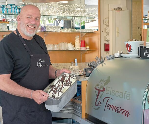 Alessandro d’Oria und sein Eis: Seit über 25 Jahren betreibt er zusammen mit Daniela de Benedetto das Terrazza in Besigheim.