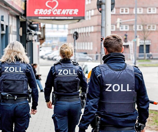 Zollbeamte kontrollieren die Einhaltung des Mindestlohns.