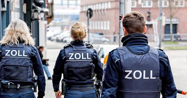 Zollbeamte kontrollieren die Einhaltung des Mindestlohns.Foto: Axel Heimken/dpa Zollbeamte kontrollieren die Einhaltung des Mindestlohns.