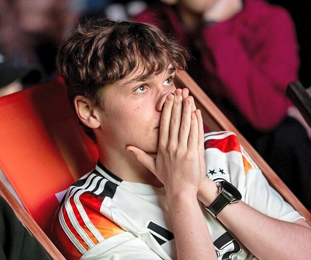 Viele Fans fiebern mit der DFB-Elf mit.