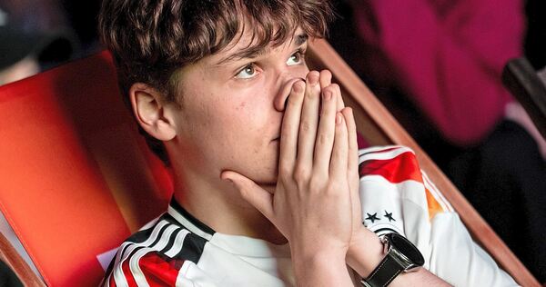 Viele Fans fiebern mit der DFB-Elf mit.