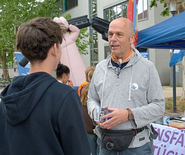 Diskussion am Infostand.