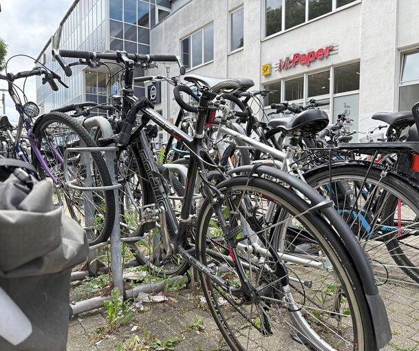 Müll, Dreck, Unkraut: Die Technischen Dienste wollten den Fahrradabstellplatz reinigen. Doch das Parkverbot fand nicht ausreichend Beachtung.
