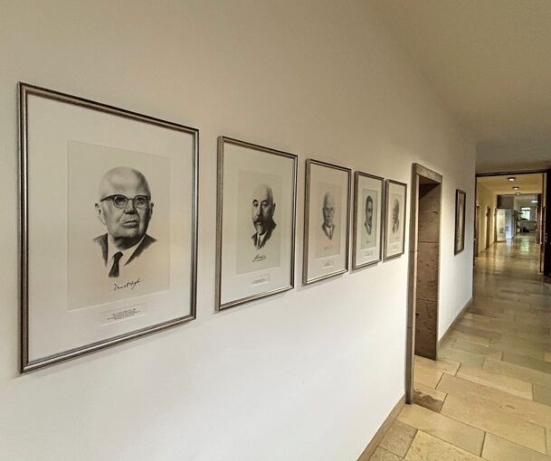 Wie lange wird es hier noch hängen? Das Portrait von Ernst Sigle (links) in der Galerie der Kornwestheimer Ehrenbürger im Rathaus.