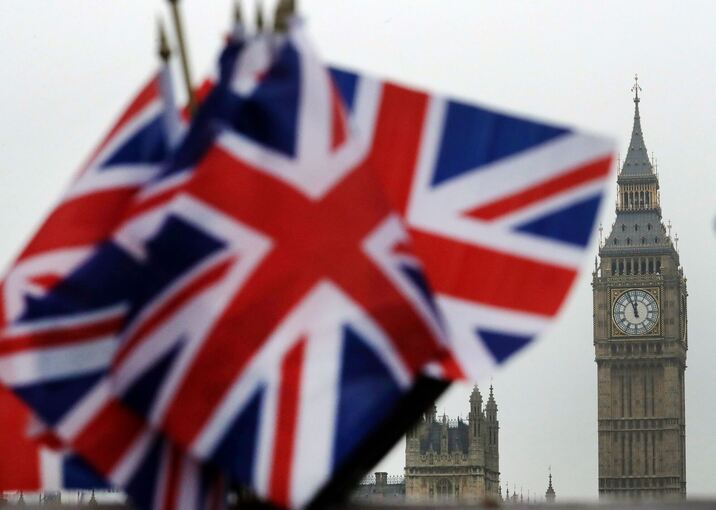 Britische Flaggen vor dem Parlament Britische Flaggen vor dem Parlament