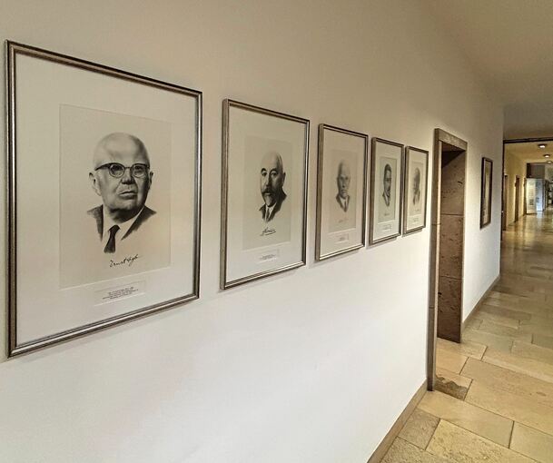Das Bildnis Ernst Sigles (links) in der Ehrenbürger-Galerie im Kornwestheimer Rathaus.