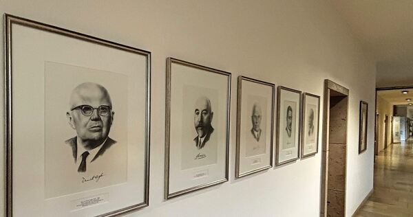 Das Bildnis Ernst Sigles (links) in der Ehrenbürger-Galerie im Kornwestheimer Rathaus. Das Bildnis Ernst Sigles (links) in der Ehrenbürger-Galerie im Kornwestheimer Rathaus.