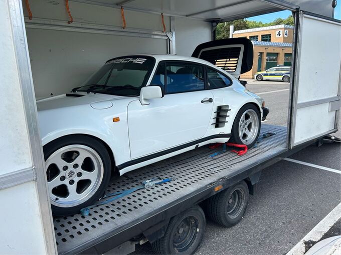 Zöllner stellen Sportwagen sicher Zöllner stellen Sportwagen sicher