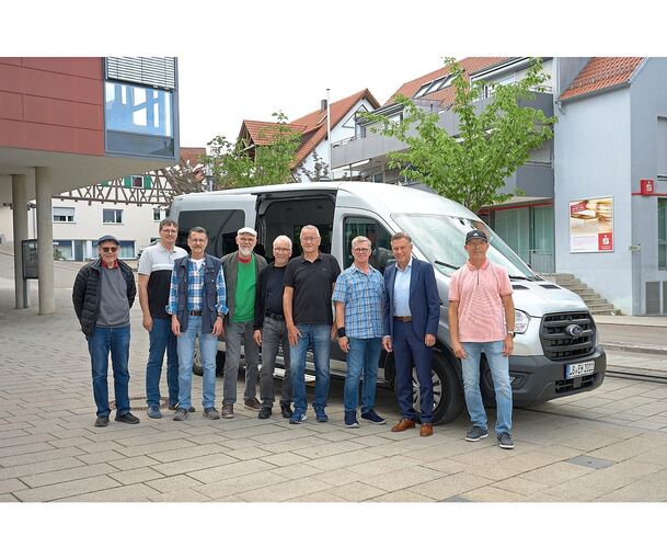 Der neue Ortsbus Erdi-Express: Bürgermeister Marcus Kohler (Zweiter von rechts), rechts neben ihm der Vorsitzende des Krankenpflegevereins, Hans-Georg Götz, inmitten der Busfahrer.