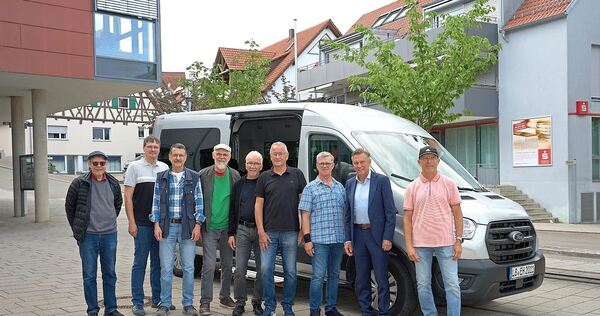 Der neue Ortsbus Erdi-Express: Bürgermeister Marcus Kohler (Zweiter von rechts), rechts neben ihm der Vorsitzende des Krankenpflegevereins, Hans-Georg Götz, inmitten der Busfahrer.