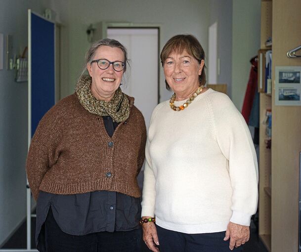 Die Leiterin der Gruppe, Sibylle Berg (links), mit der Teilnehmerin Marlies Keller.