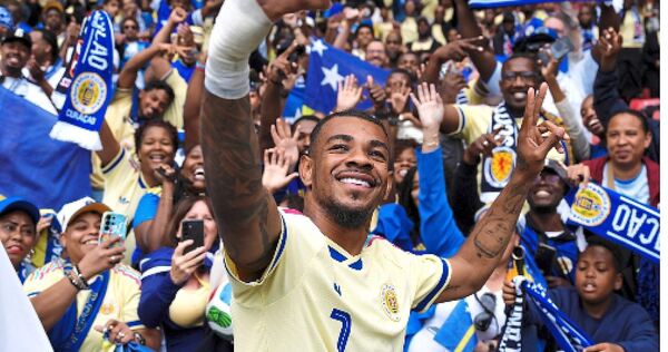 Juninho Bacuna, hier beim Testspiel gegen Schottland, zählt zu Curacaos bekanntesten Fußballern.