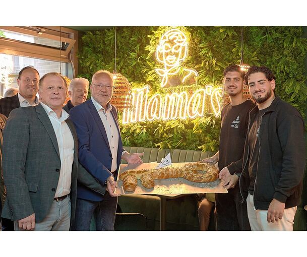 Achim Eckstein und Andreas Veit von der Wohnbau Ludwigsburg übergeben zur Eröffnung einen Hefezopf in Schlüsselform an die „Mama‘s Cafe“-Geschäftsführer Hüseyin Wahab und Mehdi Mohammed (von links).