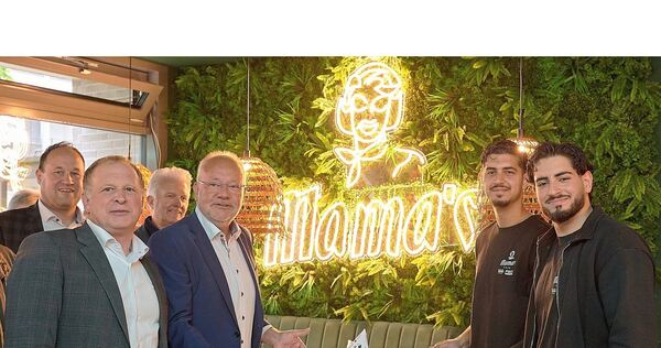 Achim Eckstein und Andreas Veit von der Wohnbau Ludwigsburg übergeben zur Eröffnung einen Hefezopf in Schlüsselform an die „Mama‘s Cafe“-Geschäftsführer Hüseyin Wahab und Mehdi Mohammed (von links).